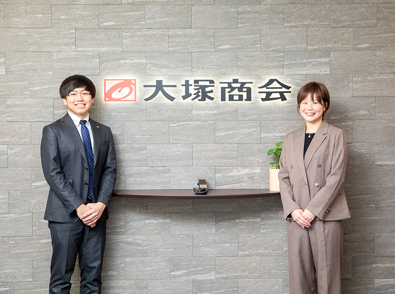 二人そろって本社ロビーにて